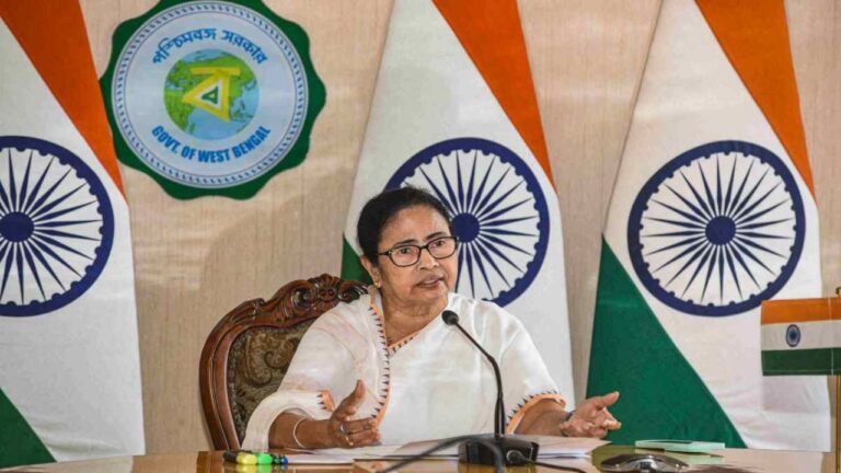 बंगाली को बांग्लादेशी बताकर फंसी दिल्ली पुलिस? Mamata Banerjee बोलीं - ये हमारी अस्मिता पर हमला है!