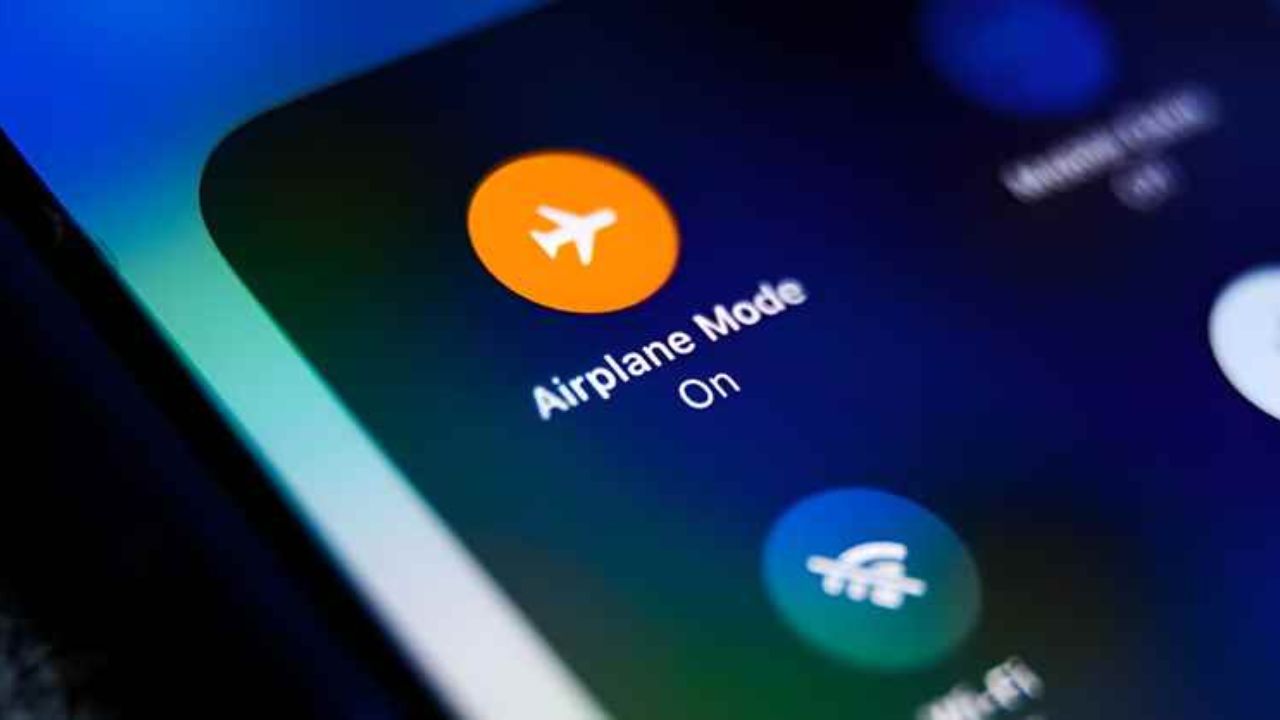 सिर्फ हवाई जहाज में नहीं, घर में भी जरूरी है Flight Mode का इस्तेमाल! जानिए फ्लाइट मोड के गुप्त फायदे