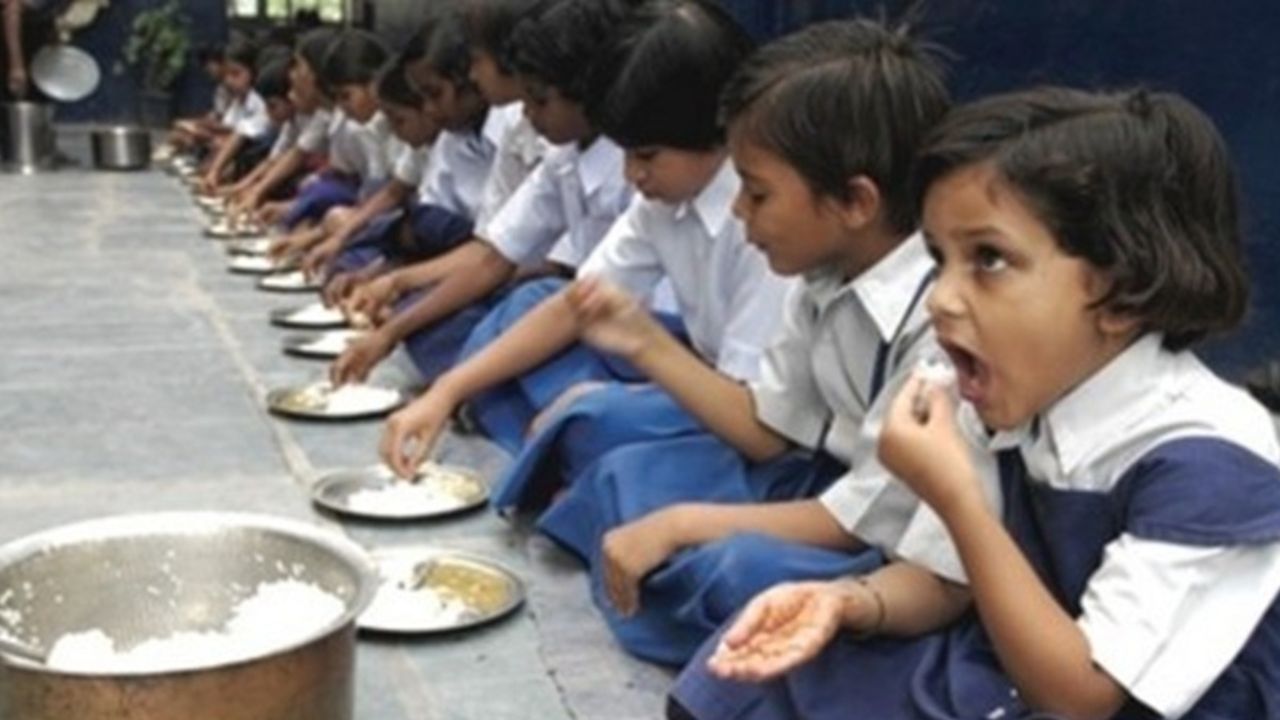 Madhya Pradesh में कुपोषण पर जंग या मजाक? बच्चों के लिए ₹12 और गायों के लिए ₹40 का पोषण!