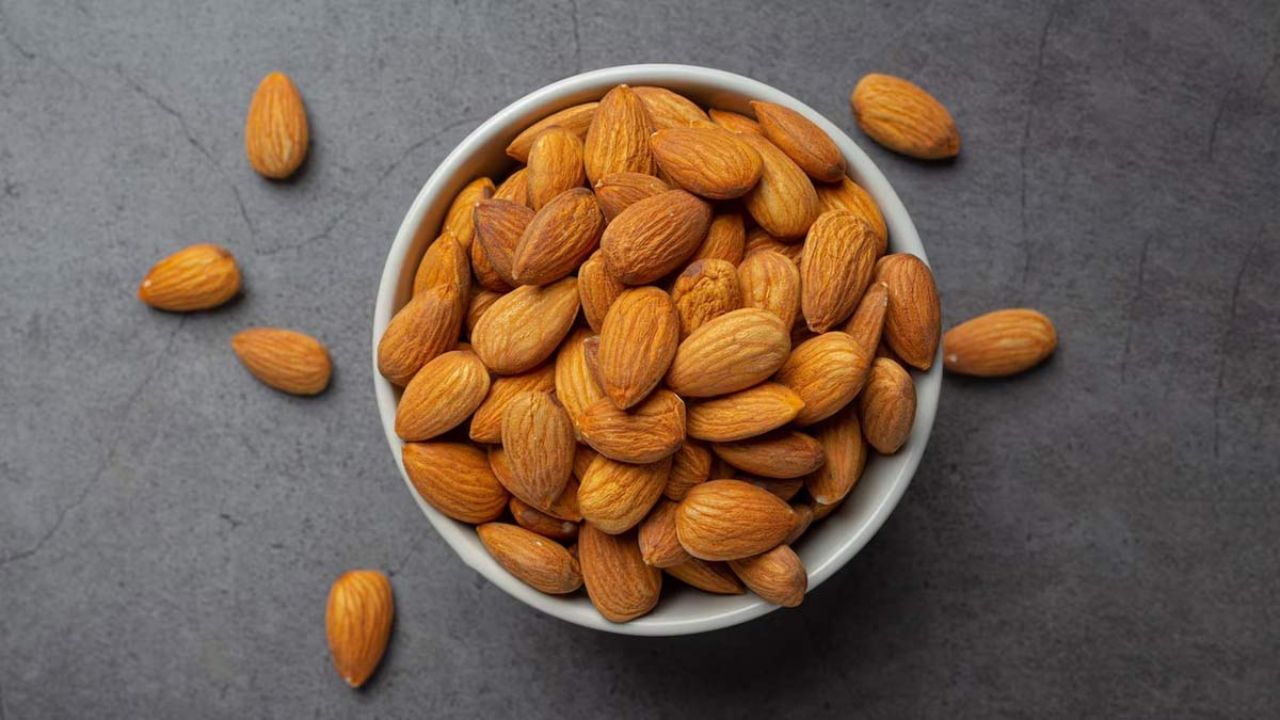 Almond Benefits: बादाम खाने के चमत्कारी फायदे! दिमाग और दिल दोनों रहेंगे फिट, ये हैं चौंकाने वाले फायदे