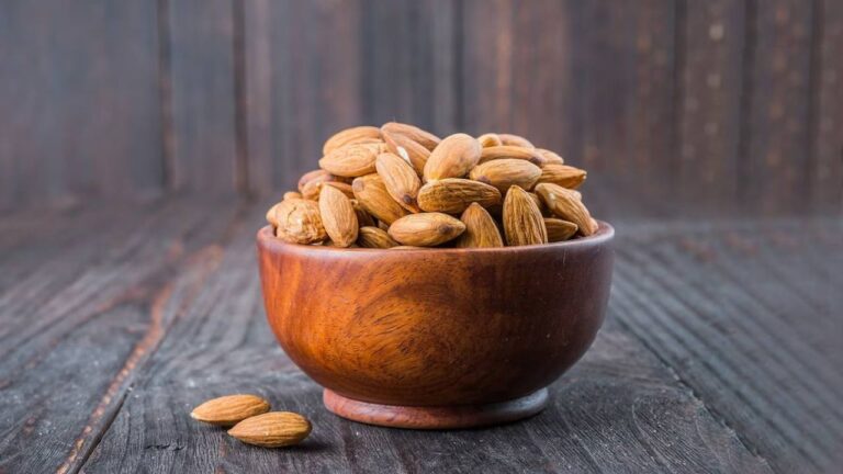 Almond Benefits: बादाम खाने के चमत्कारी फायदे! दिमाग और दिल दोनों रहेंगे फिट, ये हैं चौंकाने वाले फायदे