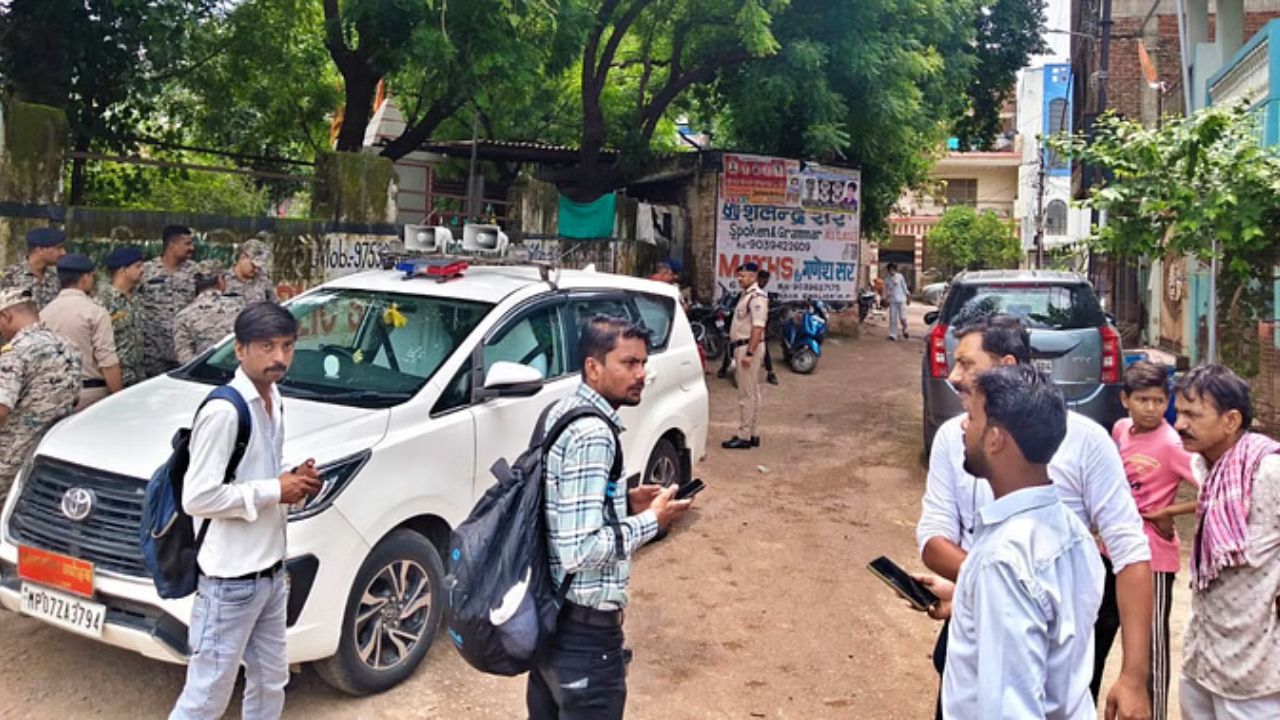 MP News: ग्वालियर में दिनदहाड़े 32 लाख की लूट! पुलिस की सतर्कता पर सवाल, CCTV में कैद पूरी वारदात