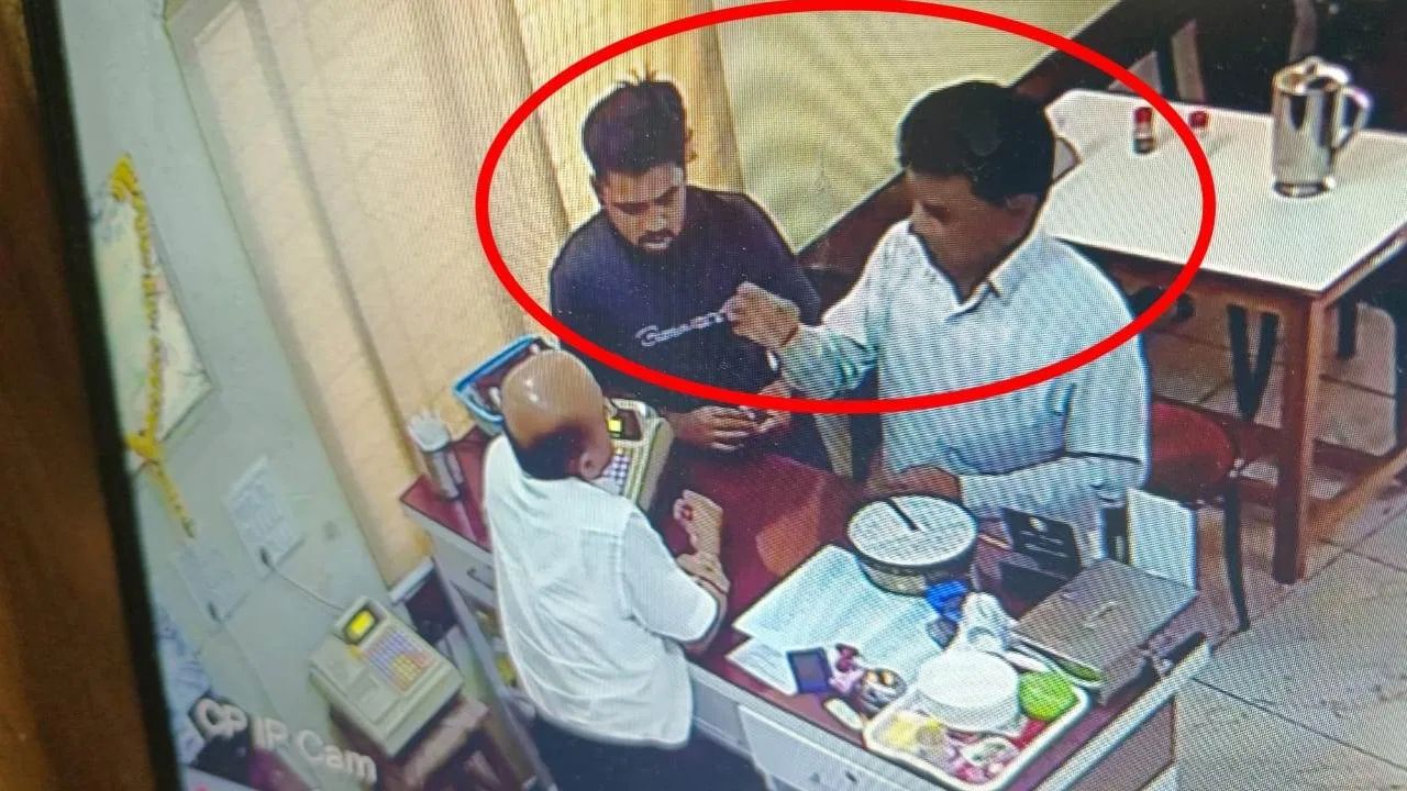 MP News: उज्जैन में झांसी के ठगों ने मैनेजर को नकली सोना बेचकर की 5 लाख ठगी! CCTV में कैद हुए 'सोने' के सौदागर