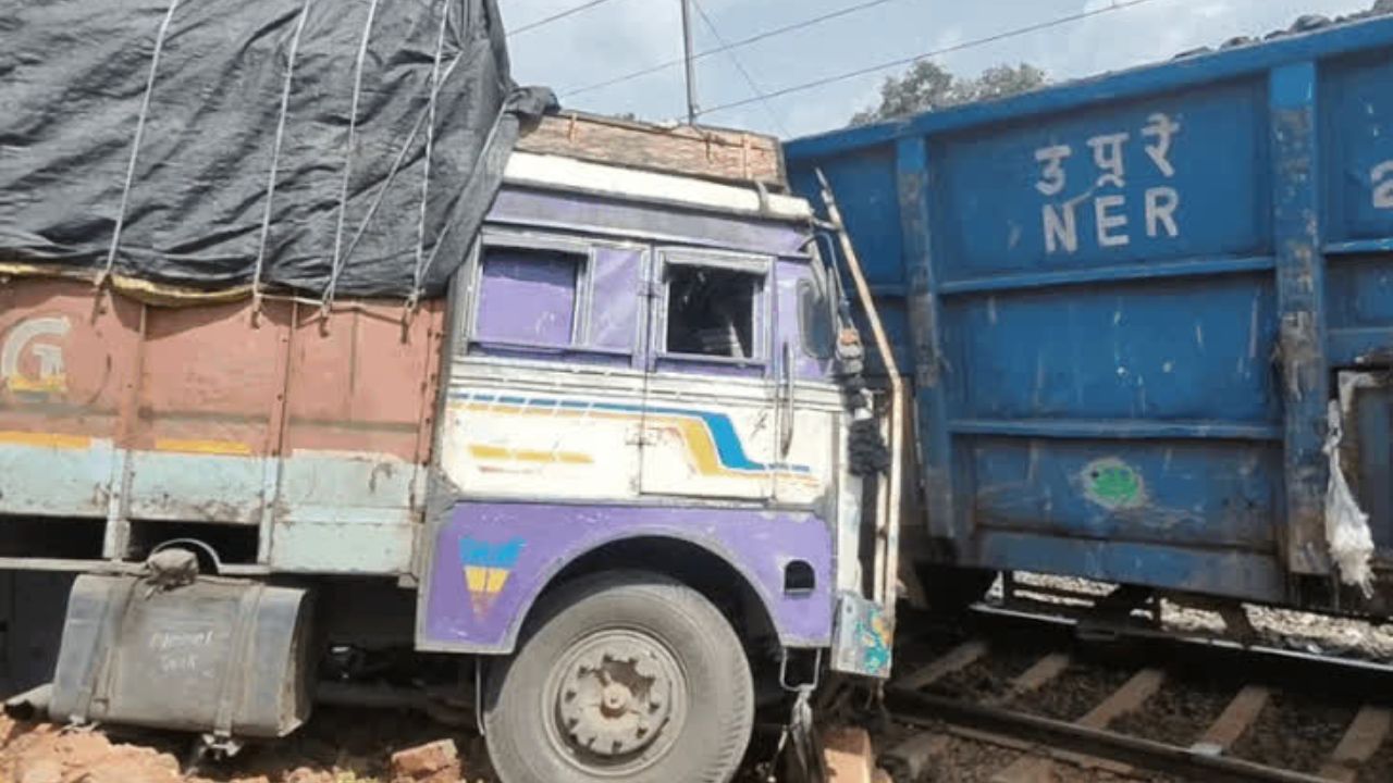 MP News: ट्रक की ब्रेक फेल, जान बचाने के लिए मालगाड़ी से भिड़ा ट्रक, ड्राइवर की सूझबूझ से टली बड़ी रेल दुर्घटना