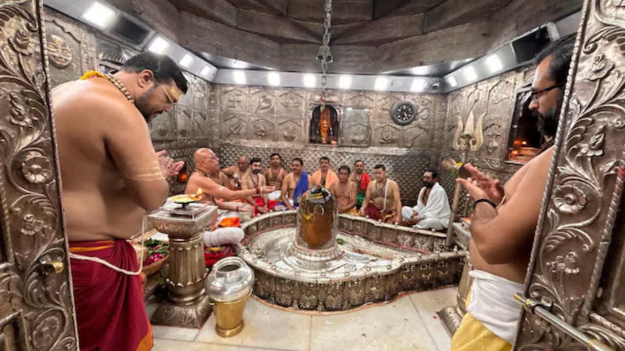 Last Monday Of Sawan: सावन के अंतिम सोमवार पर उज्जैन में शिवभक्ति की लहर! भक्तों की भीड़ में गूंजा 'जय श्री महाकाल' का स्वर