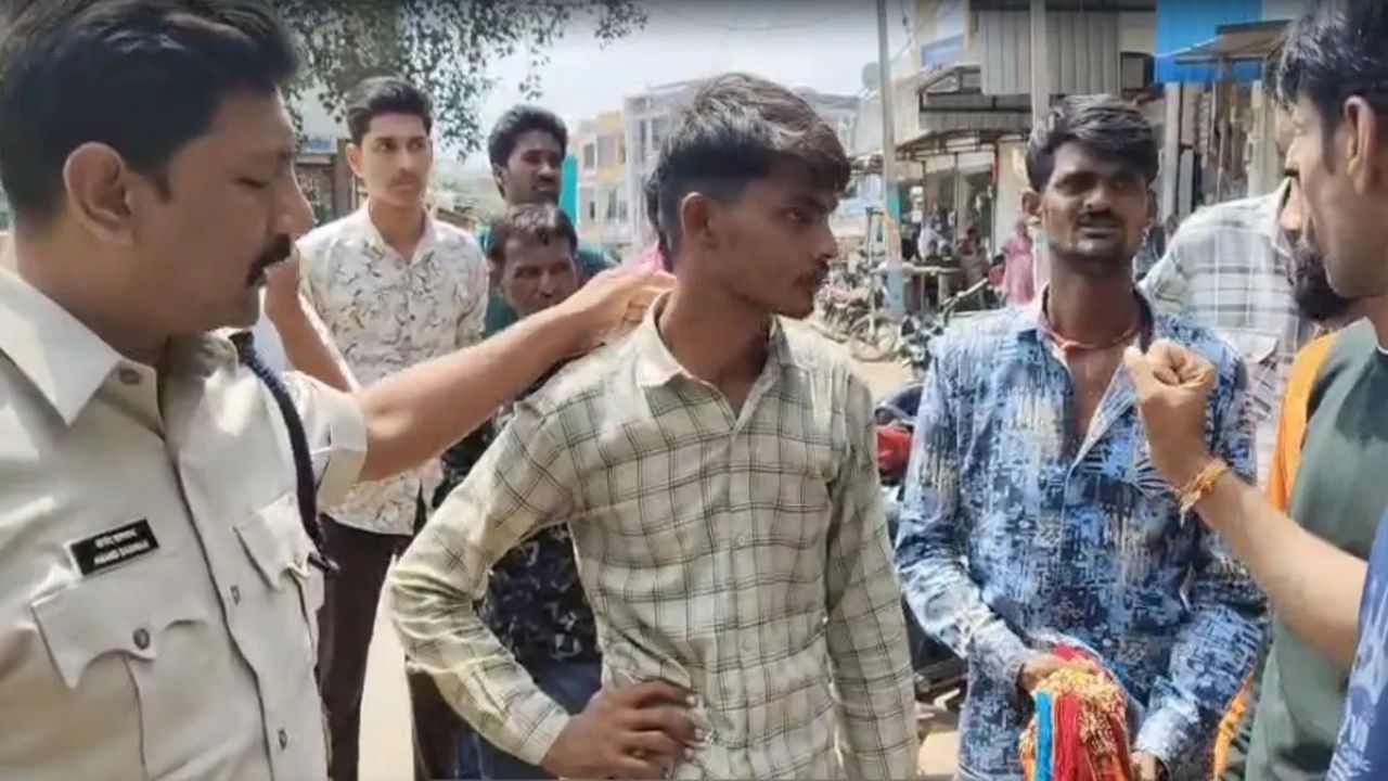 MP News: धार्मिक पहचान छिपाकर राखी बेचने के बहाने रील बनाने वालों पर बवाल! छेड़छाड़ का वीडियो सोशल मीडिया पर वायरल