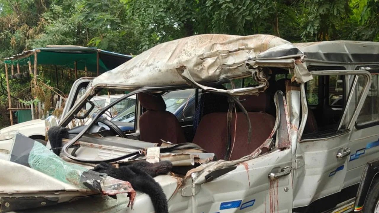 Indore Accident: इंदौर में दर्दनाक सड़क हादसा! एक की मौत और 13 घायल, ट्रक से हुई सीधी टक्कर