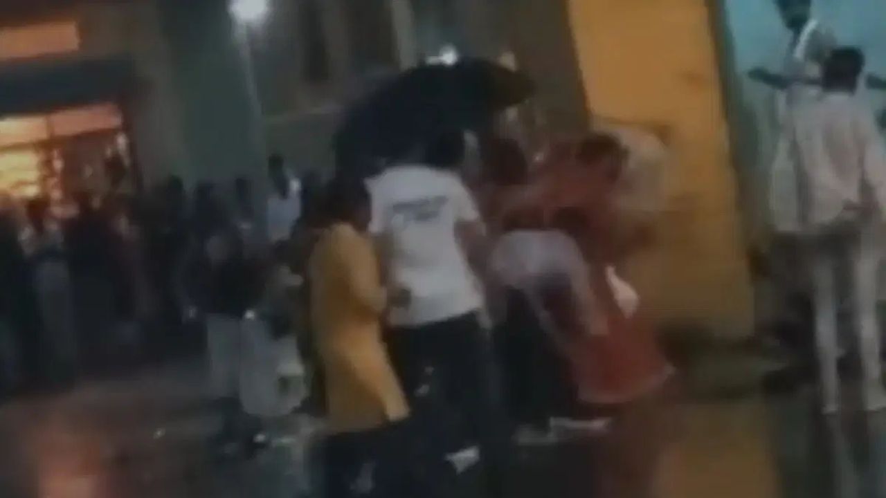 MP Crime: सागर में खूनी संघर्ष, अविरुद्ध अहिरवार की निर्मम हत्या का वीडियो वायरल! लोहे की रॉड और खपचा से हुई बेरहम हत्या 