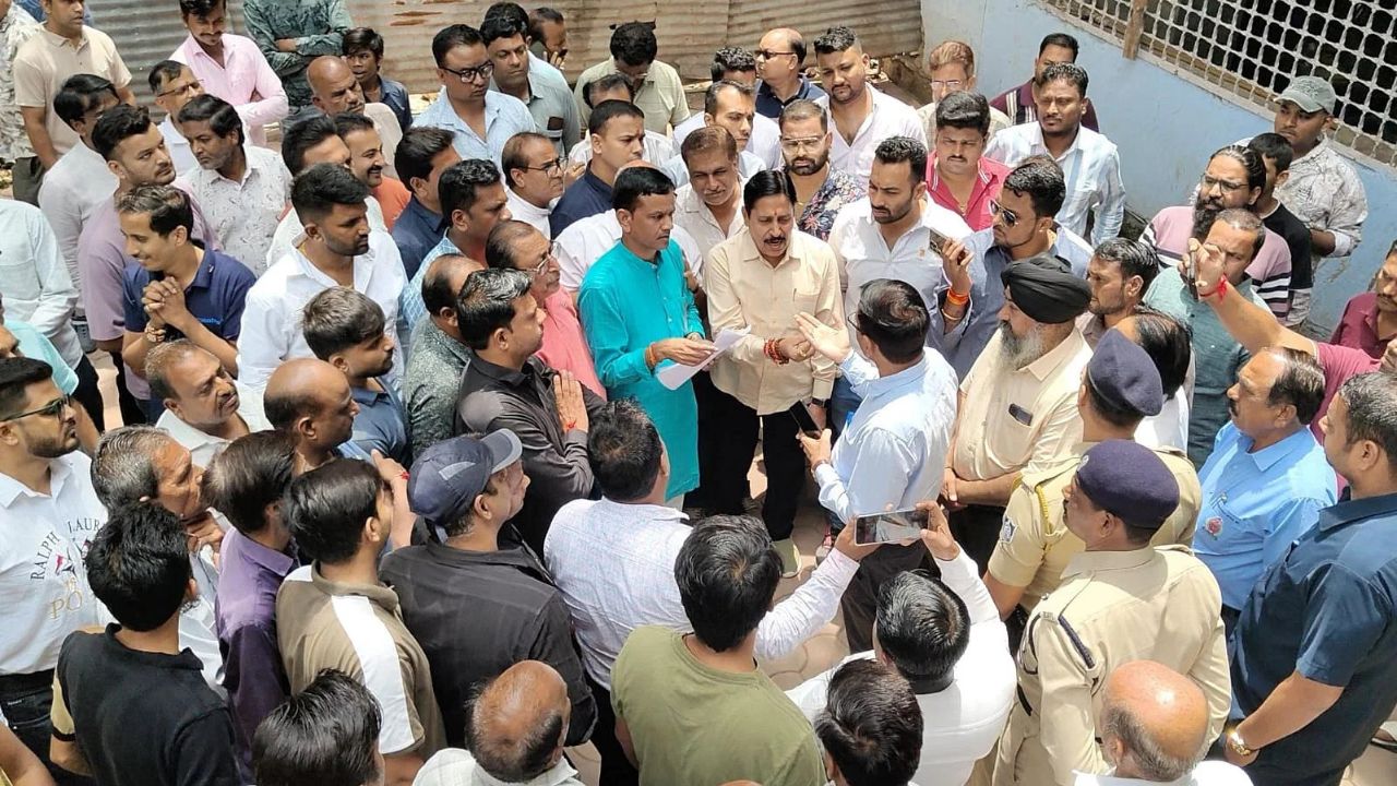 मालवा मिल-पाटनीपुरा ब्रिज हादसे के बाद व्यापारियों में आक्रोश! अधूरे पुल निर्माण से टूटे व्यापारियों के सपने, सड़क बंदी ने बढ़ाई मुश्किलें