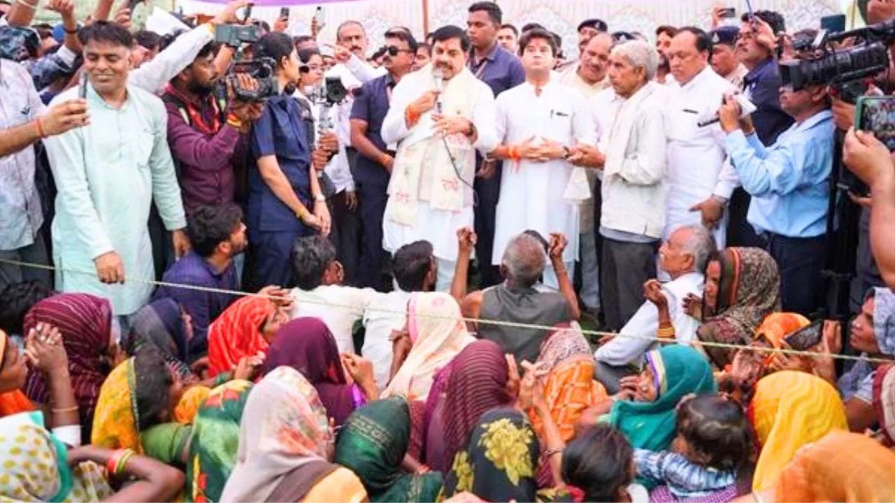 MP News: शिवपुरी बाढ़ पीड़ितों के बीच पहुंचे मुख्यमंत्री मोहन यादव, राहत कार्यों का लिया जायजा