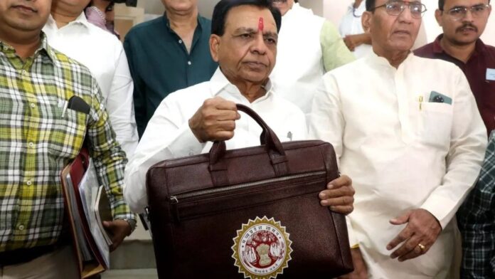 MP budget2026 Public Demand: बालाघाट के लोग बोले, इस बार बजट में कर छूट और महंगाई पर ध्यान दें