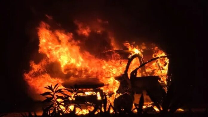 MP News: शाहदोल में चलते एर्टिगा कार में लगी भयानक आग, ड्राइवर और महिलाएं बाल-बाल बचीं