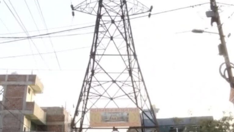 MP News: भोपाल में हाई-वोल्टेज टॉवर सड़क पर बना मौत का खतरा, जनता में गुस्सा