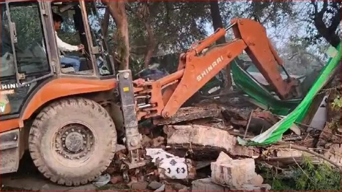 MP News: उज्जैन में पांच पीर बाबा मजार के आस-पास अवैध अतिक्रमण हटाने की बड़ी कार्रवाई शुरू