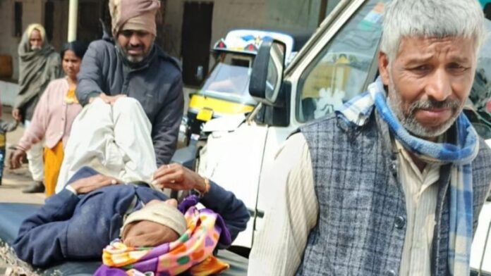 MP News: अस्पताल की तीसरी मंजिल पर स्ट्रेचर खुद धकेल कर पहुंचाया वृद्ध मरीज