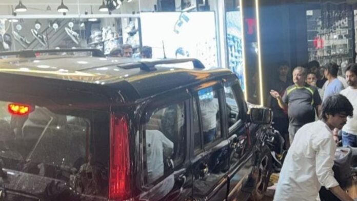 MP News: चिकमंगलूर चौराहे पर बेकाबू कार का कहर, CCTV में कैद हादसा