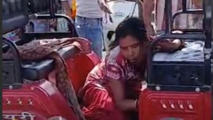 MP News: भोपाल में ट्रैफिक चेकिंग के दौरान बड़ा हंगामा, ई-रिक्शा चालक की पत्नी ने खाया जहर