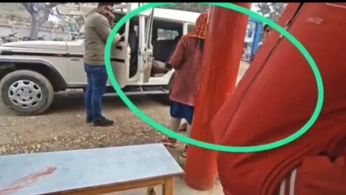 MP News: मैहर में विवाहित महिला और युवकों ने युवक से की 56,000 रुपये की ठगी और पिटाई