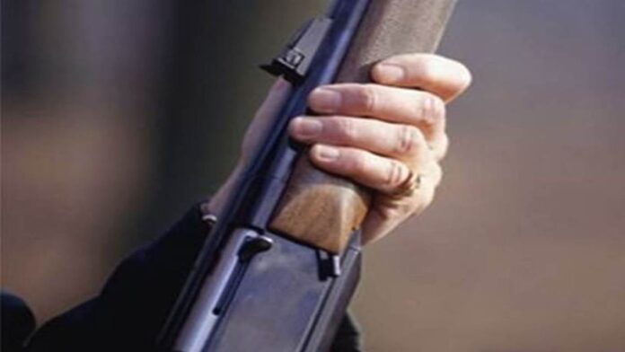 शादी समारोह में चली गोलियां, किशोर की मौत पर बंडेलखंड मेडिकल कॉलेज में हंगामा