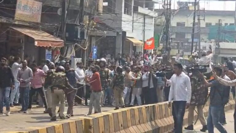 MP News: इंदौर में बीजेपी और कांग्रेस कार्यकर्ताओं के बीच संघर्ष, पुलिस ने बैरिकेड्स लगाए