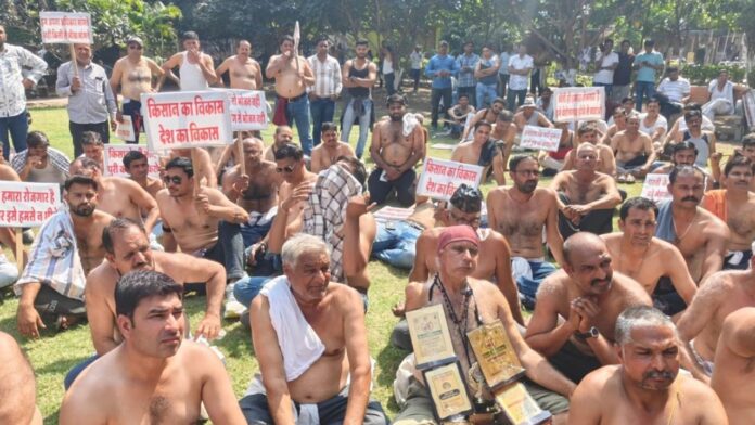 MP News: इंदौर में किसानों ने आधा नग्न होकर किया ईस्टर्न रिंग रोड और रेल लाइन का विरोध