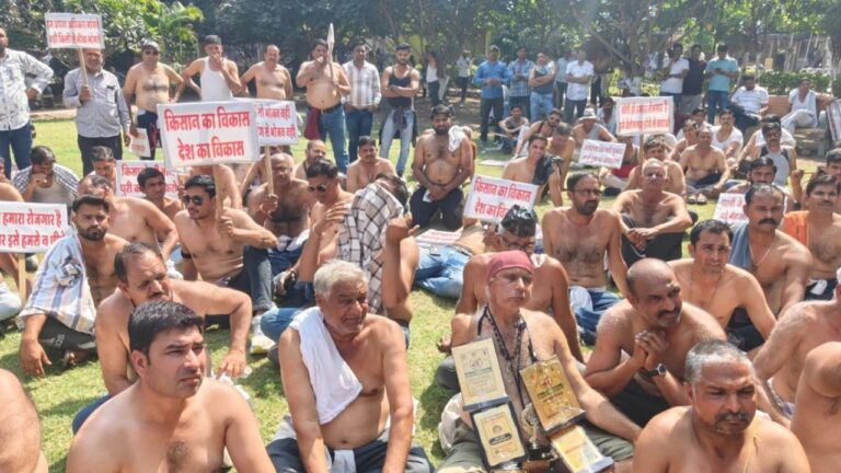 MP News: इंदौर में किसानों ने आधा नग्न होकर किया ईस्टर्न रिंग रोड और रेल लाइन का विरोध