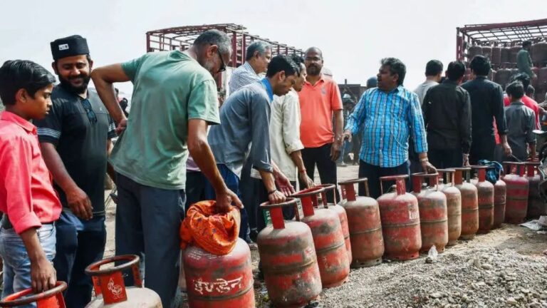 MP News: खाली सिलेंडर लेकर खड़े उपभोक्ताओं ने MM रोड पर 20 मिनट तक किया कब्जा