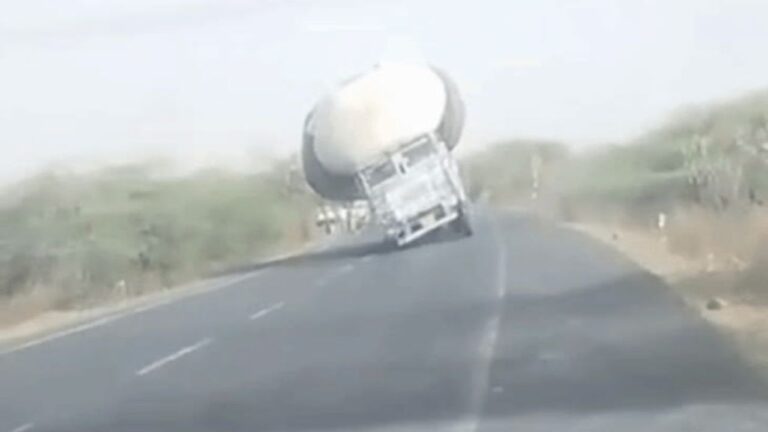 MP News: राजगढ़ हाईवे पर पलटा ओवरलोड ट्रक, पुलिस की सतर्कता ने दर्जनों जानें बचाईं