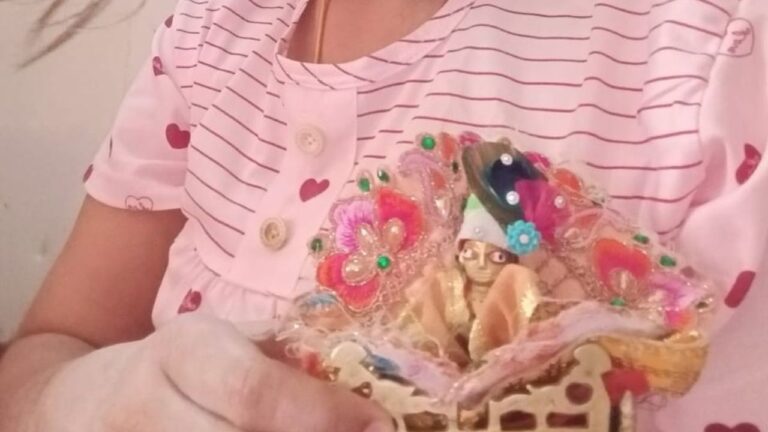 MP News: ग्वालियर में हुई अनोखी चोरी, मां की निशानी लड्डू गोपाल गायब, इनाम की घोषणा