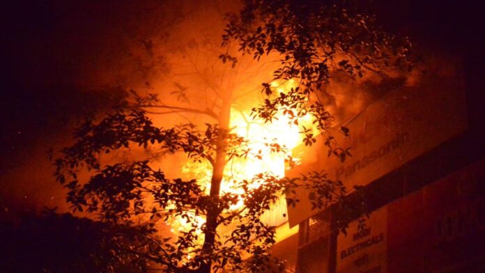 MP News: जबलपुर अग्निकांड में म्यूजिक दुकान और गोदाम राख लाखों का नुकसान जांच जारी