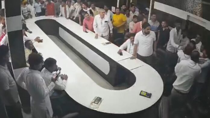 MP News: शिकायत पर कार्रवाई न होने से भड़का युवक, अधिकारी को दी जान से मारने की धमकी