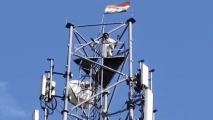 MP News: मध्य प्रदेश में युवक का टॉवर पर धरना, परिवार की बीमारियों को लेकर कांग्रेस से अपील