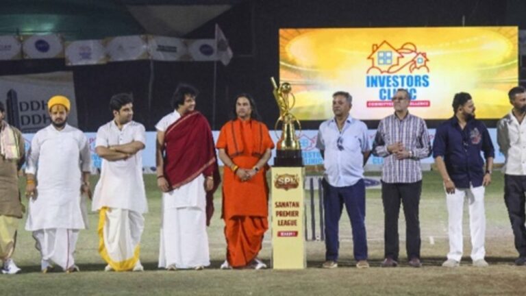 MP News: इंदौर में कथा वाचक देवकीनंदन ठाकुर ने बल्ला संभालकर लीजेंड्स को हराया