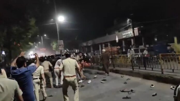 MP News: खंडवा में मुस्लिम धर्मगुरु पर विवादित सोशल मीडिया पोस्ट से थाने के बाहर हड़कंप