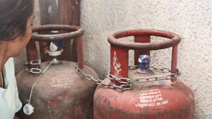 MP News: इंदौर में दिनदहाड़े गैस सिलिंडर चोरी की कोशिश, बच्ची ने चिल्लाकर चोर को भागाया