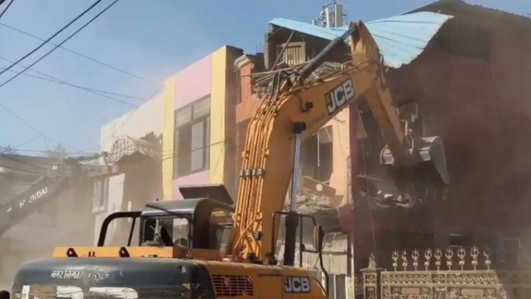 MP News: उज्जैन में बेगमबाग क्षेत्र में 16 अवैध इमारतें बुलडोजर से ध्वस्त, प्रशासन की सख्त कार्रवाई