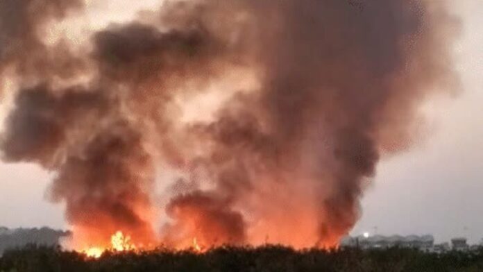 MP News: इंदौर एयरपोर्ट के पास भड़की भीषण आग, 12 किलोमीटर तक फैलने से मचा हड़कंप