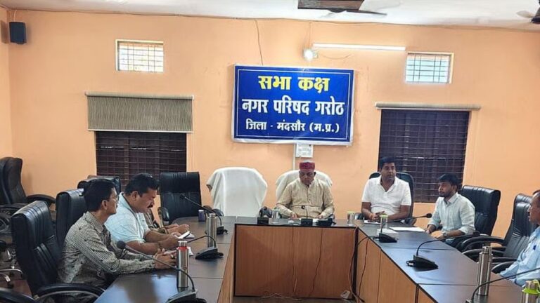 MP News: नगर परिषद समीक्षा बैठक में अध्यक्ष ने अधिकारियों को चेताया, काम में देरी बर्दाश्त नहीं