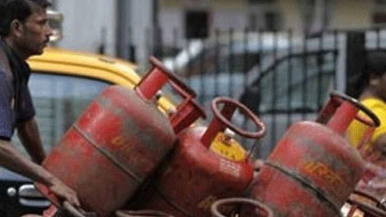 MP News: रातभर चली छापेमारी में छतरपुर शिक्षक के घर से भारी संख्या में गैस सिलेंडर बरामद