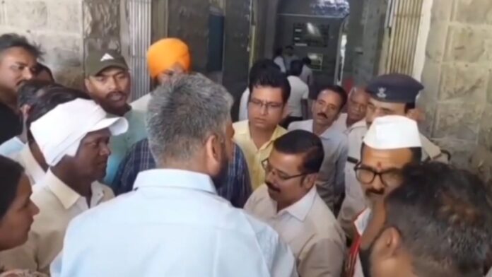 MP News: खंडवा की सूरजकुंड घटना, नेता ने मजिस्ट्रेट को बजरंग बली कहा, वीडियो वायरल