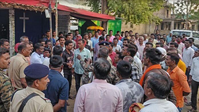 MP News: खरगोन में प्रार्थना सभा की आड़ में मतांतरण का आरोप गांव में मचा बवाल