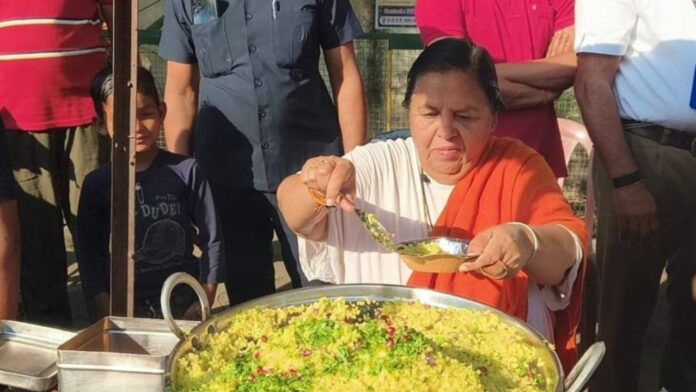 MP News: अतिक्रमण कार्रवाई के बीच उमा भारती का विरोध. हाथ ठेला लगाकर जताई गरीबों से एकजुटता