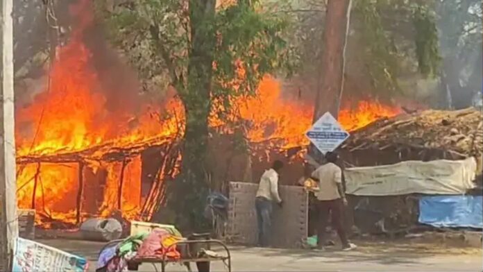 MP News: देवास में भीषण आग से 12 झोपड़ियां जलकर राख, 9 लाख नकदी नष्ट