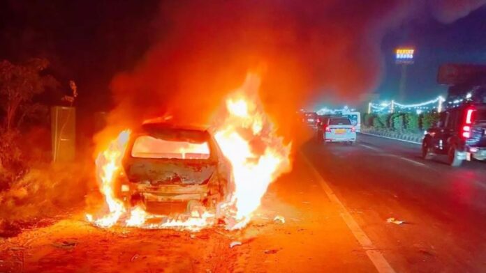 MP News: देवास में चलती कार अचानक बनी आग का गोला तीन युवक बाल-बाल बचे