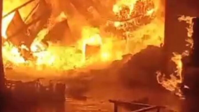 MP News: आग में जिंदा जला दुकानदार, परिजनों ने गांव के व्यक्ति पर लगाए गंभीर आरोप