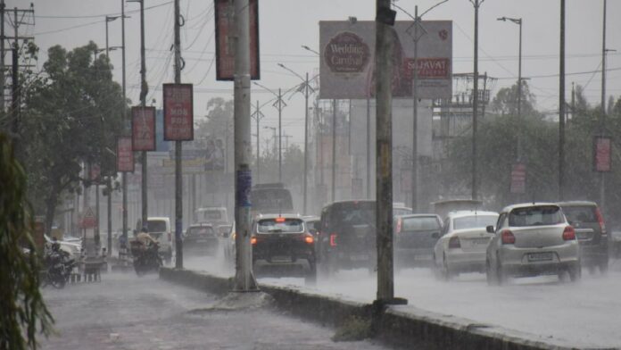 MP Weather: 39 जिलों में अलर्ट जारी तेज हवाओं और भारी बारिश की चेतावनी