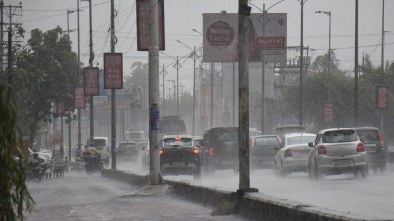 MP Weather: 39 जिलों में अलर्ट जारी तेज हवाओं और भारी बारिश की चेतावनी