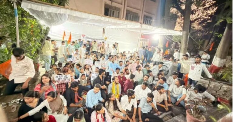भोपाल BU विवाद: 33 घंटे बाद खत्म हुआ ABVP का धरना, कुलपति को 15 दिन की छुट्टी पर भेजा गया