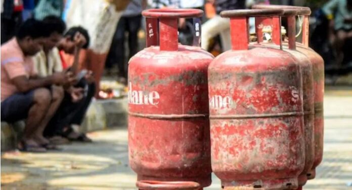 LPG Price Hike: घरेलू गैस सिलेंडर 29 रुपए महंगा