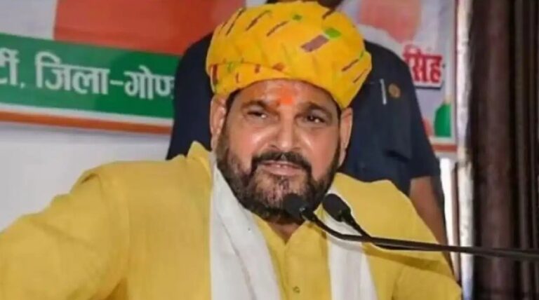 धर्मेंद्र प्रधान के बचाव में उतरे बृजभूषण शरण सिंह, बोले- सिर्फ इस्तीफे से नहीं रुकेंगे पेपर लीक